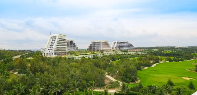 FLC Grand Hotel Quy Nhơn - đại công trình mới nhất trong quần thể FLC Quy Nhơn, sở hữu 1.500 phòng, có thể phục vụ đồng thời 3.500 khách - dự kiến được khánh thành trước cuối năm nay.