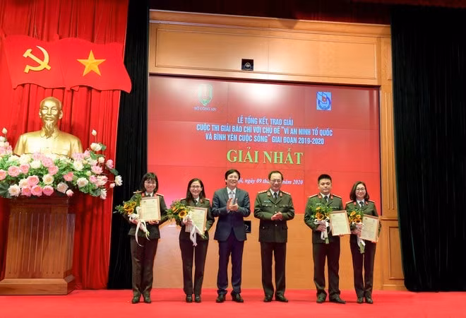 Thượng tướng Nguyễn Văn Thành và đồng chí Hồ Quang Lợi trao giải cho các tác giả đạt giải Nhất cuộc thi.