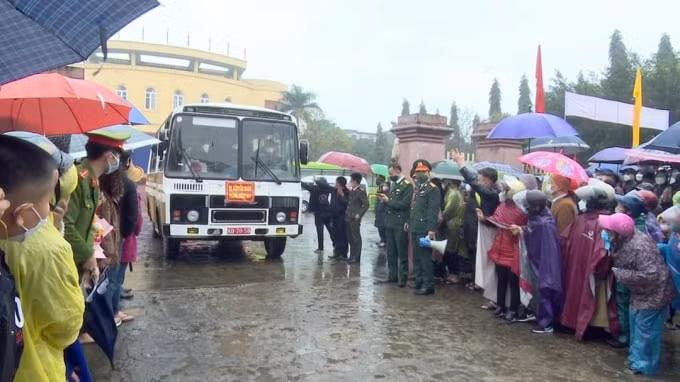 gan 1500 thanh nien ha tinh len duong nhap ngu bao ve to quoc hinh 11