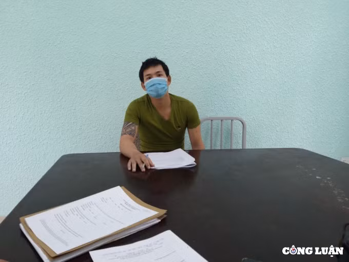 nguoi phu nu bi hai thanh nien xong vao cua hang troi roi cuop tien vang hinh 1