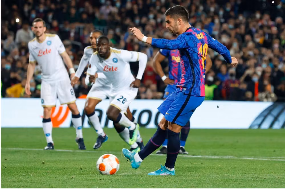 adama traore kiem phat den barca van hoa dang tiec truoc napoli hinh 8