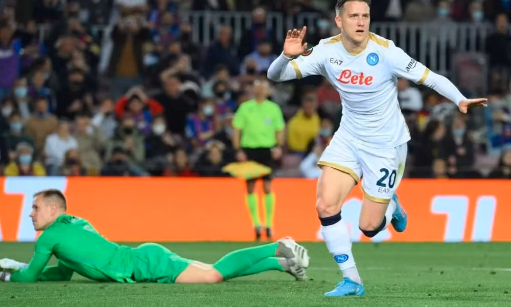 adama traore kiem phat den barca van hoa dang tiec truoc napoli hinh 5
