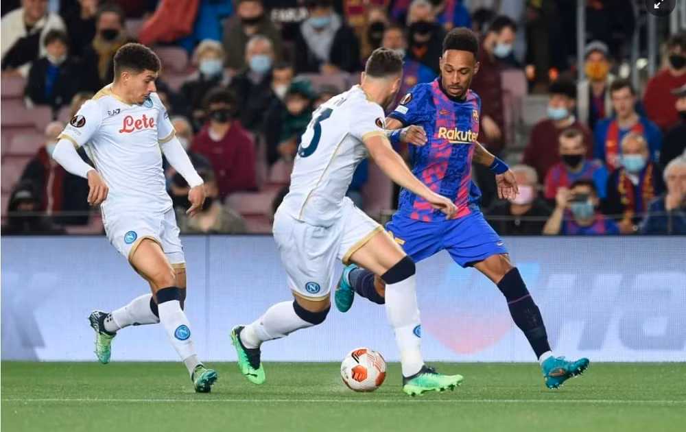 adama traore kiem phat den barca van hoa dang tiec truoc napoli hinh 4