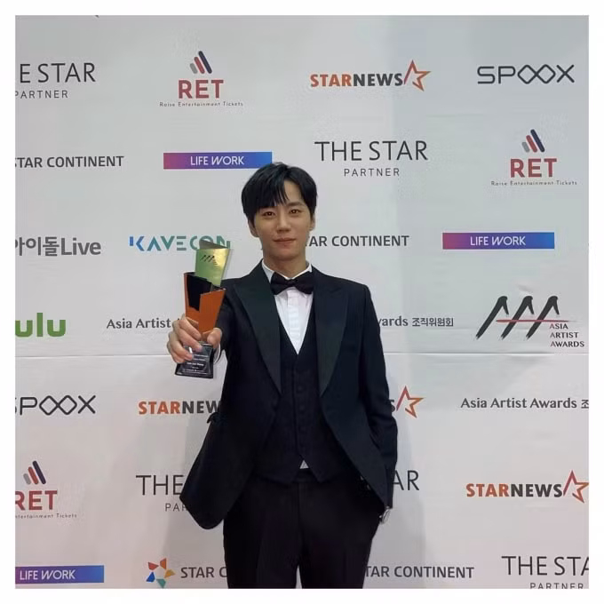 5 dieu thu vi ve sao tinh yeu troi buoc lee jun young dang gay sot tren netflix hinh 3