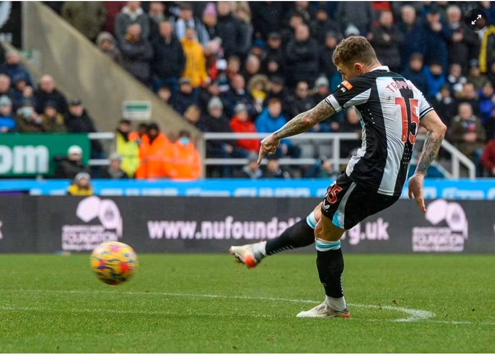 kieran trippier ghi diem newcastle vat va thang aston villa 1 0 hinh 4