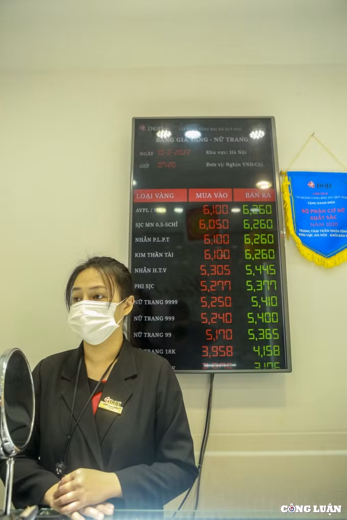 ha noi nhon nhip nguoi dan di mua vang lay may ngay via than tai tu mo sang hinh 16