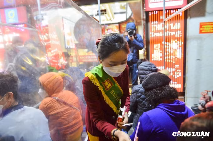 ha noi nhon nhip nguoi dan di mua vang lay may ngay via than tai tu mo sang hinh 6