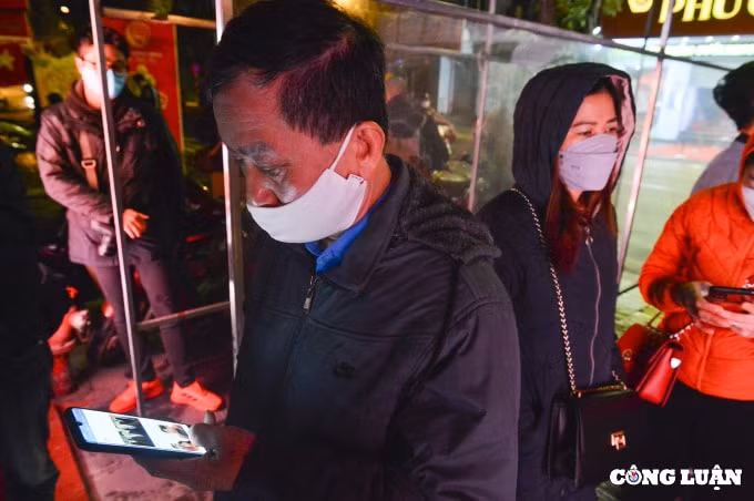 ha noi nhon nhip nguoi dan di mua vang lay may ngay via than tai tu mo sang hinh 4
