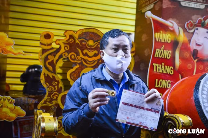 ha noi nhon nhip nguoi dan di mua vang lay may ngay via than tai tu mo sang hinh 10