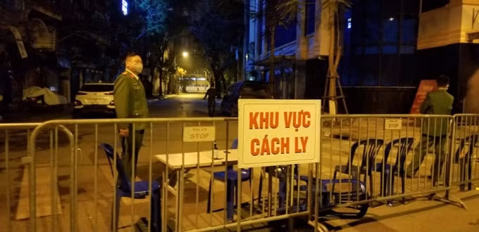 Lực lượng chức năng cách ly khu vực nơi ở của bệnh nhân ngay đêm 6.3. Ảnh: Đoàn Bổng - VNN.
