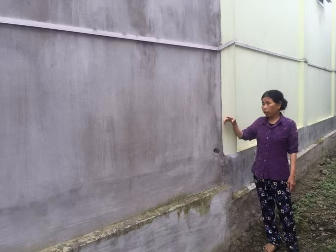 Bà Nguyệt chỉ vào 48,5m2 bà bị mất, được cán bộ xã hợp thức hóa vào sổ đỏ cho ông Võ Tá Thường và đã xây nhà kiên cố