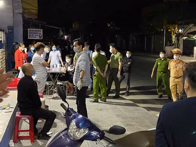 Cơ quan chức năng tiến hành kiểm tra sức khỏe các đối tượng.