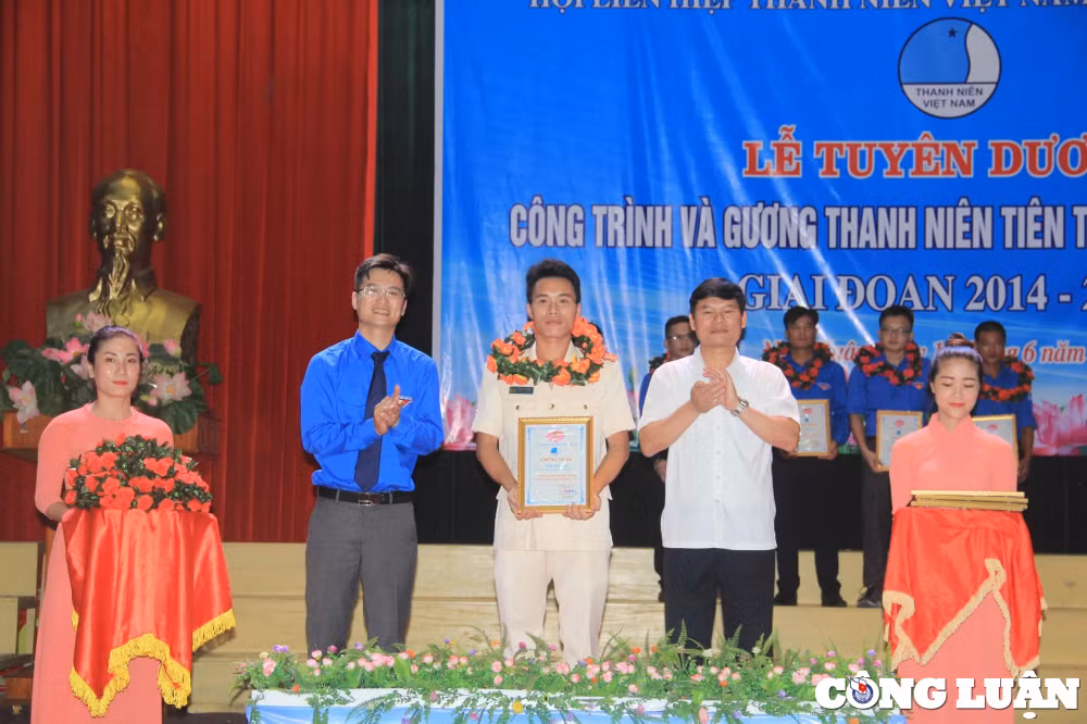 dai uy tran cong dai nguoi chi huy cong an xa tre ban linh tan tuy voi nhan dan hinh 2