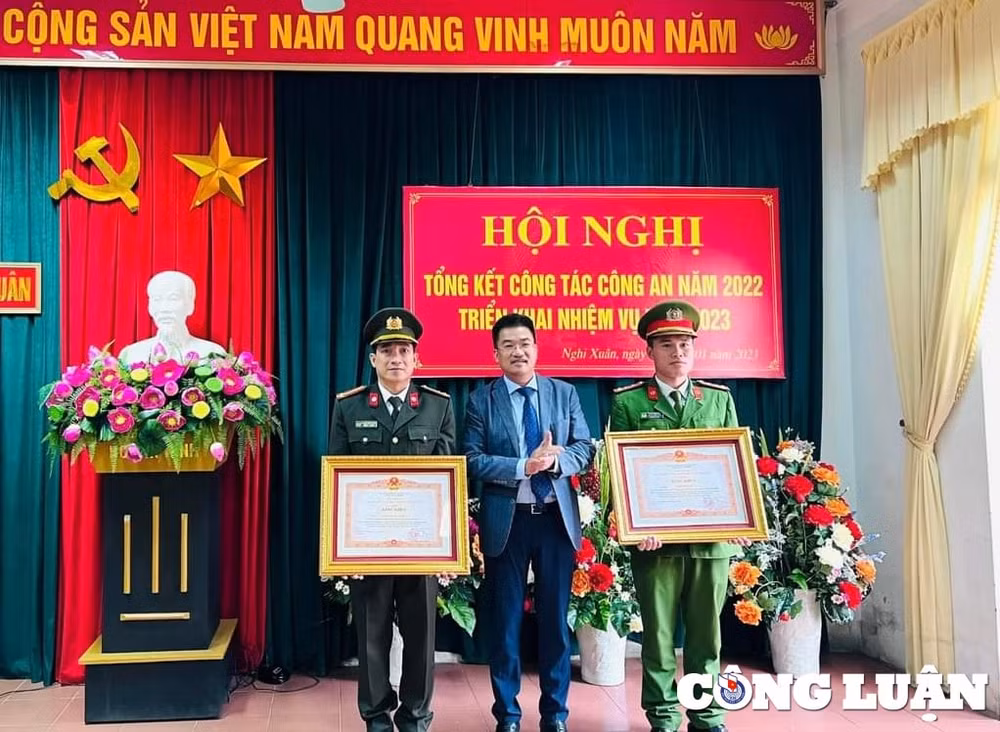 dai uy tran cong dai nguoi chi huy cong an xa tre ban linh tan tuy voi nhan dan hinh 6