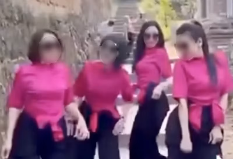 xu phat nguoi dang clip 4 phu nu nhay nhot uon eo tai chua bo da hinh 1