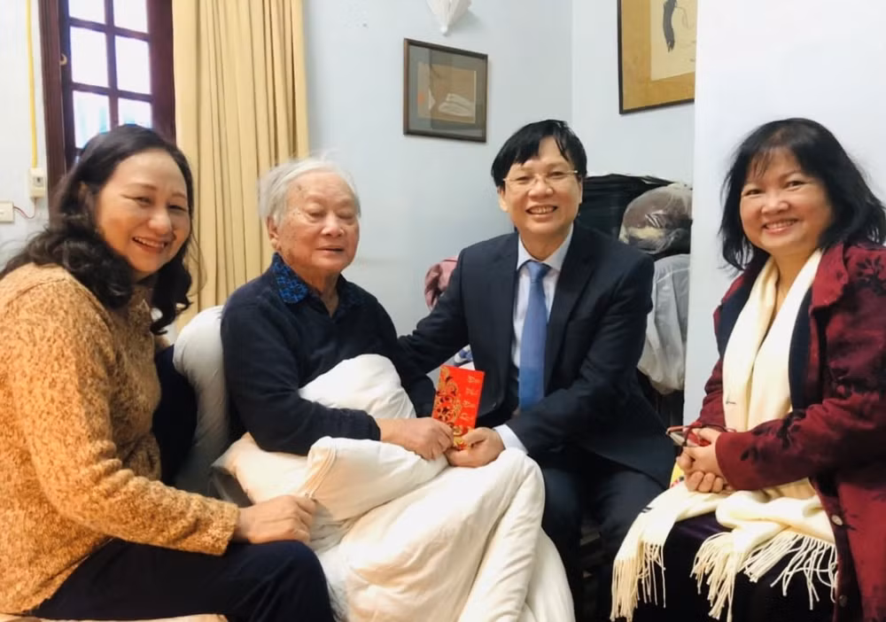 nhac si hong dang ngon lua chay mai hinh 1
