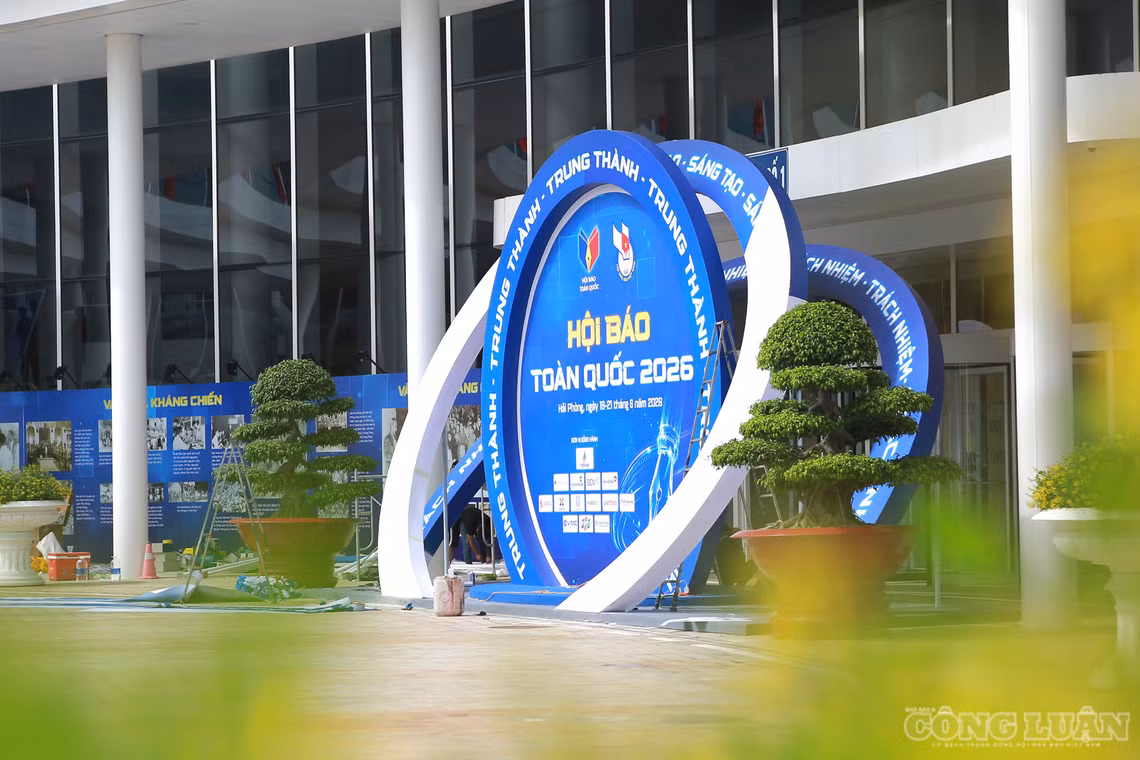 Gấp rút hoàn thiện các gian trưng bày trước giờ khai mạc Hội Báo toàn quốc 2026