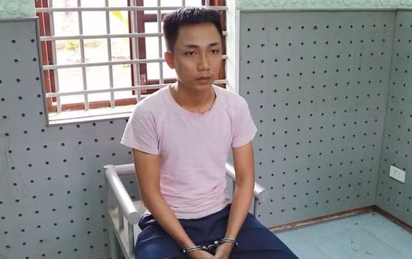 Đối tượng Đinh Xuân Hữu tại cơ quan công an. Ảnh: tuoitre.
