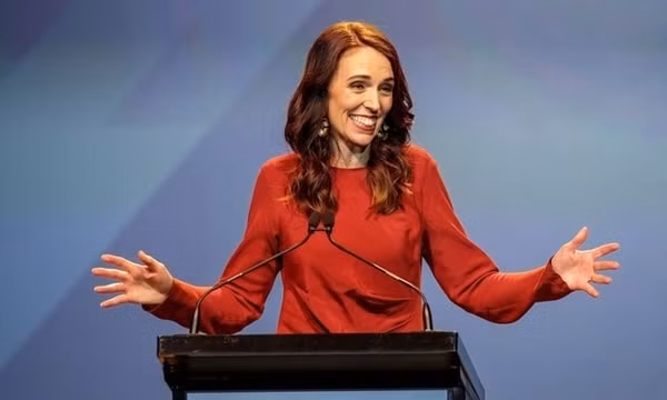 Thủ tướng New Zealand Jacinda Ardern mừng chiến thắng sau kết quả bầu cử tại Auckland. Ảnh: Reuter