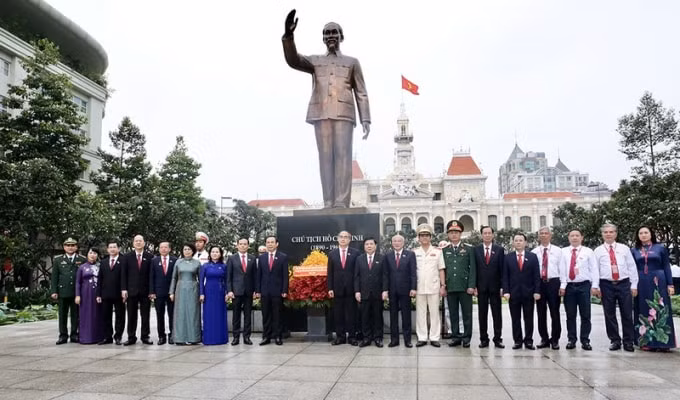 Đoàn đại biểu dự Đại hội Đảng bộ TP.HCM dâng hương tại công viên tượng đài Chủ tịch Hồ Chí Minh ở đường Nguyễn Huệ. Ảnh: HOÀNG GIANG