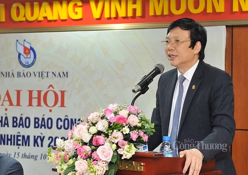 Đồng chí Hồ Quang Lợi - Phó Chủ tịch thường trực Hội Nhà báo Việt Nam phát biểu tại hội nghị.