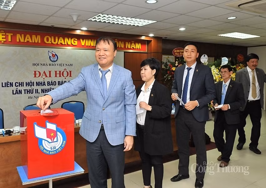 Bỏ phiếu bầu Ban chấp hành LCH nhà báo báo Công Thương nhiệm kỳ 2020 - 2025.