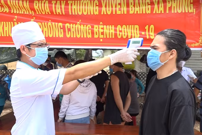 Luôn đảm bảo thực hiện kiểm tra sức khỏe cho người dân ở khu vực cách ly COVID-19. Ảnh: internet.
