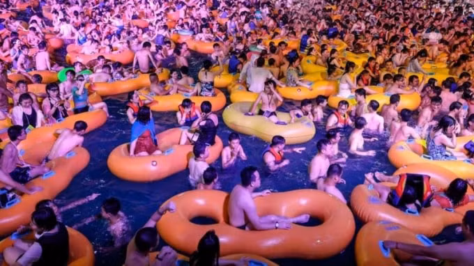 Đại hội dưới nước thu hút hàng nghìn người, không ai đeo khẩu trang, cũng không giãn cách xã hội tại Vũ Hán. Ảnh: Getty