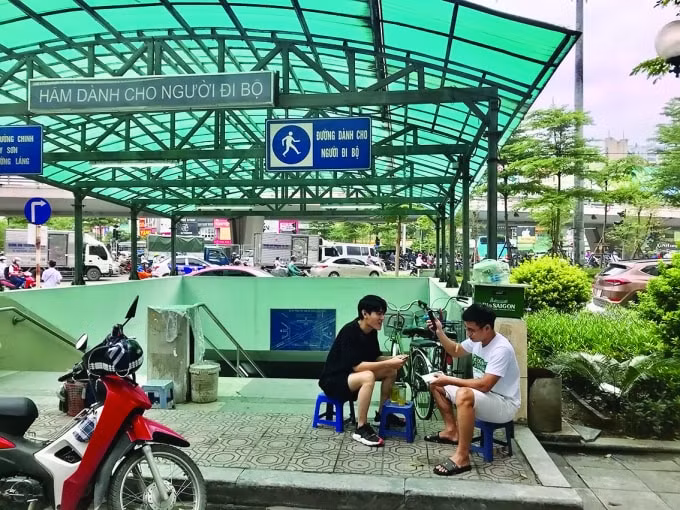 Nhiều khu vực cầu vượt, hầm bộ hành được tận dụng để kinh doanh buôn bán, sử dụng sai mục đích.