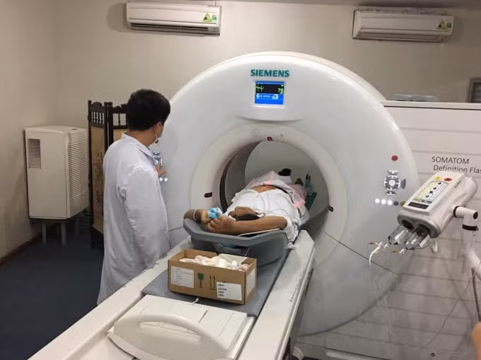 Việc lạm dụng xét nghiệm, chụp chiếu và các biện pháp can thiệp máy móc trong các bệnh viện công khiến chi phí khám chữa bệnh của bệnh nhân tăng cao. Ảnh minh họa