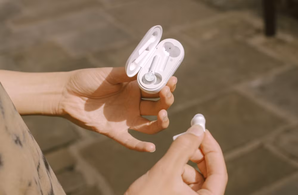 Tai nghe OnePlus Buds Z. Ảnh: Theverge