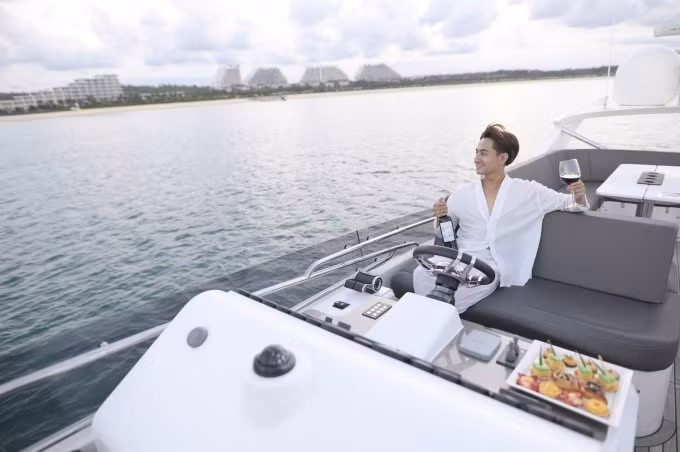 Boong tàu trang bị nội thất cao cấp đem đến không gian lý tưởng để bạn vừa thưởng thức bữa sáng, vừa ngồi thư thái giữa không gian khoáng đạt.