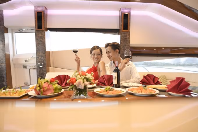 Để tận hưởng bữa ăn theo cách hoàn hảo nhất, bạn có thể lựa chọn dịch vụ tiệc tại du thuyền do FLC Biscom cung cấp.
