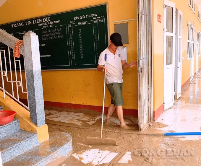 Thực hiện dọn dẹp vệ sinh theo phương châm “nước rút đến đâu khắc phục nhanh, hiệu quả đến đó”.