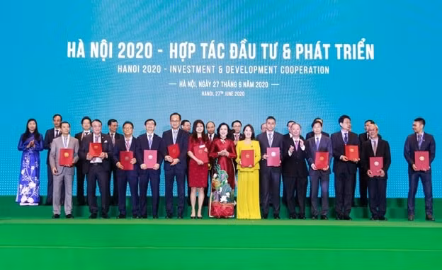 Chủ tịch Tập đoàn Tân Hoàng Minh (thứ 2 từ trái sang) đón nhận chứng nhận đầu tư dự án Thành phố vệ tinh thông minh Xuân Mai Smart City có quy mô 3.072 ha tại Hội nghị “Hà Nội 2020 – Hợp tác Đầu tư và Phát triển”