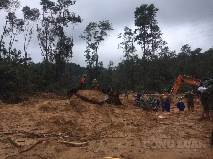Lực lượng địa phương và quân khu 4 tìm kiếm thi thể của anh Quốc và 12 liệt sĩ khác.