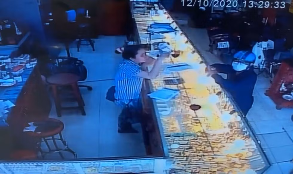 Đối tượng giả vờ hỏi mua vàng rồi ra tay cướp vàng. Ảnh: thanhnien.