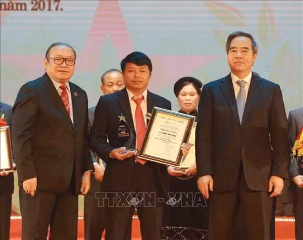 Trưởng ban Kinh tế Trung ương Nguyễn Văn Bình và Chủ tịch Hội Nông dân Việt Nam Thào Xuân Sùng trao danh hiệu Nông dân Việt Nam xuất sắc năm 2020 cho các cá nhân. Ảnh: TTXVN