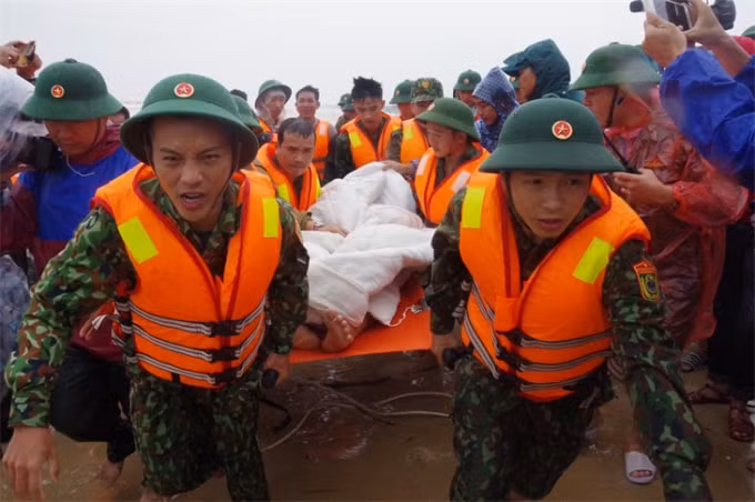 Các lực lượng khẩn trương đưa thuyền viên vào bờ cấp cứu. Ảnh: Viết Lam