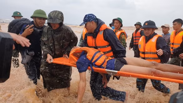 Một thuyền viên được lực lượng cứu hộ đưa vào bờ. Ảnh: TT