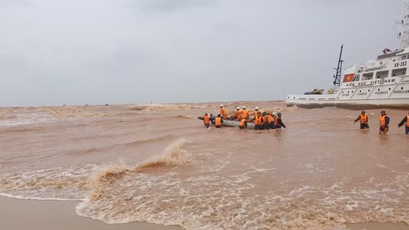 Lực lượng cứu hộ lao ra biển để cứu giúp 2 người trên tàu VIietship 01 vừa nhảy xuống biển. Ảnh: TT
