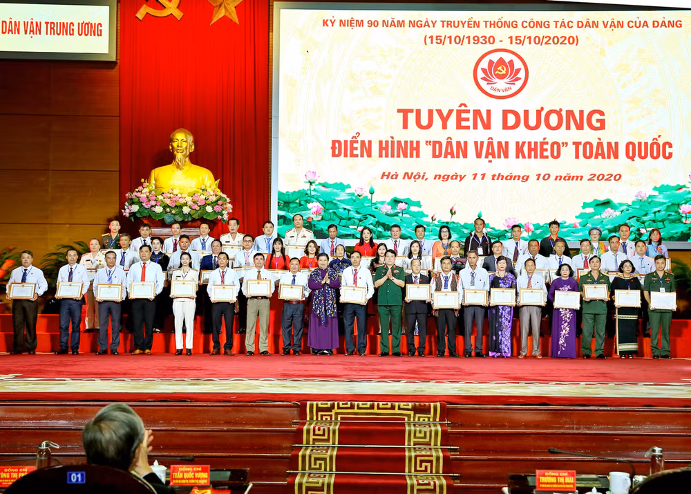 Phó Chủ tịch Thường trực Quốc hội Tòng Thị Phóng và Chủ nhiệm Tổng cục Chính trị QĐND Việt Nam Lương Cường trao tặng bằng khen cho các tập thể, cá nhân điển hình “Dân vận khéo”. Ảnh: Sơn Hải