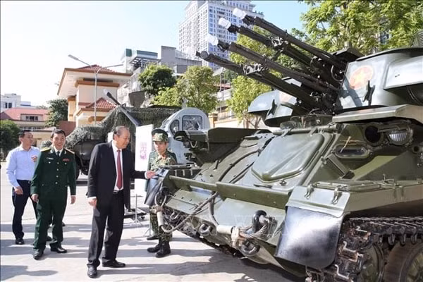 Phó Thủ tướng Thường trực Chính phủ Trương Hòa Bình tham quan trưng bày trang bị khí tài công nghệ cao. Ảnh: TTXVN