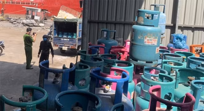 Lực lượng chức năng kiểm tra đột xuất cảng Lê Quốc, phát hiện xưởng sang chiết nạp gas trái phép quy mô lớn.