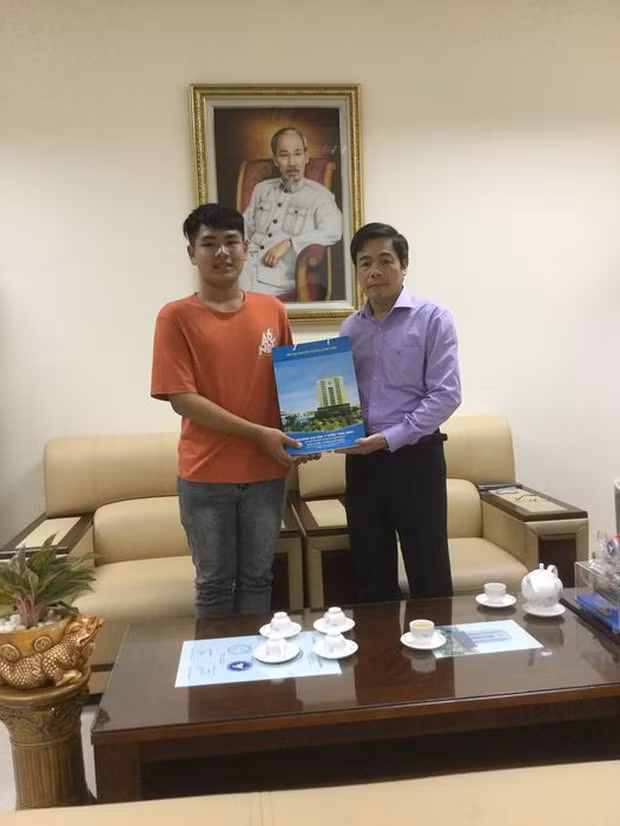 Minh Hiếu được đích thân thầy Hiệu trưởng PGS. TS. NGND Hoàng Năng Trọng gặp mặt, trao quà trong gặp nhập học tại trường ĐH Y Thái Bình.