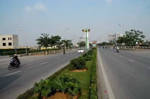Đường Tố Hữu khánh thành năm 2010, Hà Nội kỳ vọng trục đường sẽ giúp kéo giãn dân số khu vực trung tâm và phát triển các khu đô thị mới.