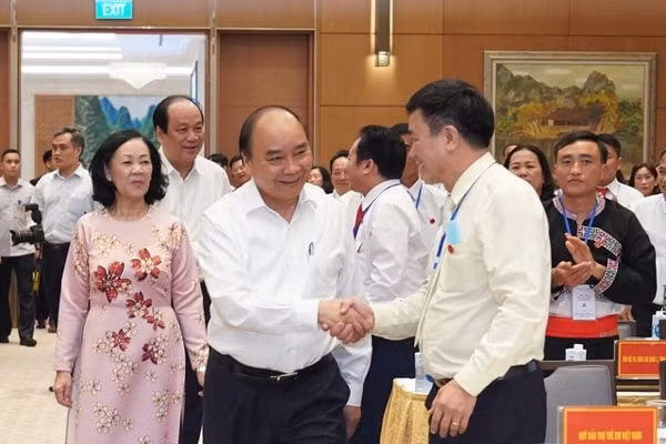 Thủ tướng Nguyễn Xuân Phúc cùng các đại biểu tham dự buổi gặp mặt 203 điển hình “Dân vận khéo” toàn quốc. Ảnh: VGP