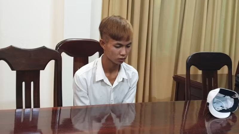 Nghịch tử Nguyễn Lâm bị bắt tại cơ quan điều tra. Ảnh: baophapluat.