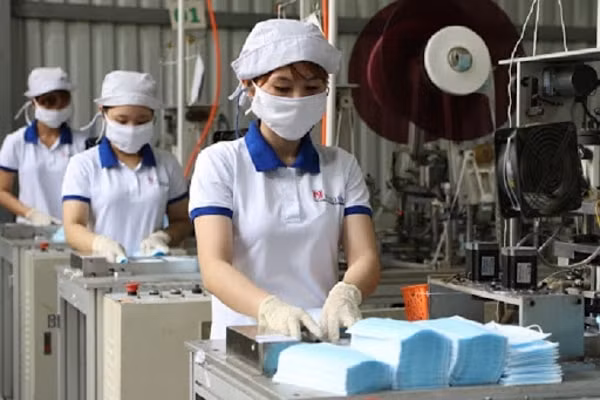 Thời gian qua, Việt Nam đã nổi lên là một trong những quốc gia sản xuất, xuất khẩu khẩu trang y tế. Ảnh minh họa