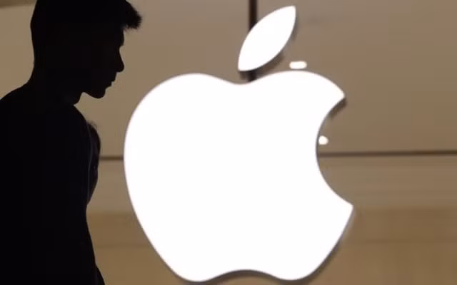 Apple đã chế tạo hẳn một chiếc&nbsp;iPhone đặc biệt có tên là thiết bị nghiên cứu an toàn (SRD), với chức năng can thiệp sâu hơn vào hệ thống mã nguồn, giúp các hacker thỏa sức tìm kiếm lỗ hổng trên hệ điều hành iOS. Ảnh: BI